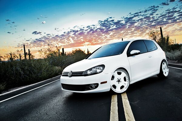 Coche blanco de Volkswagen en el asfalto