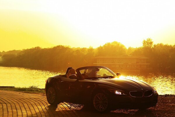 Carro de corrida em um belo pôr do sol