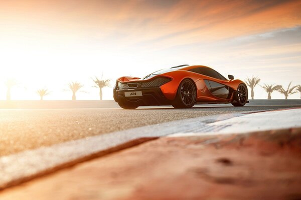 Voiture rouge sur fond flou