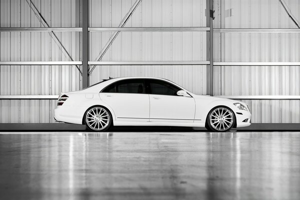 Voiture blanche dans le garage blanc