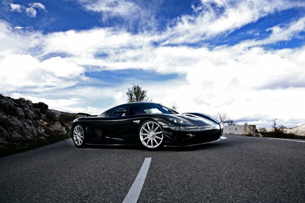 Elegante coche negro y cielo expresivo