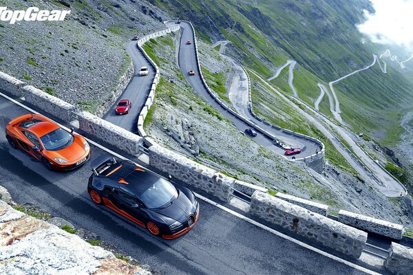 Los coches circulan por las carreteras en las montañas