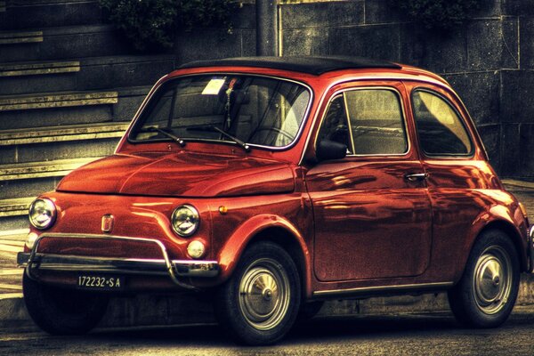 Um raro carro vermelho está na varanda da casa