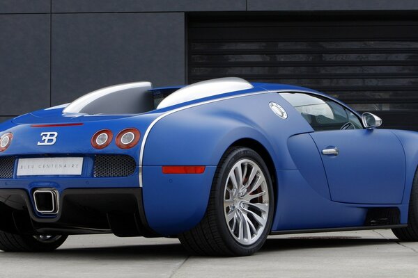 Veyron de alta velocidad en azul