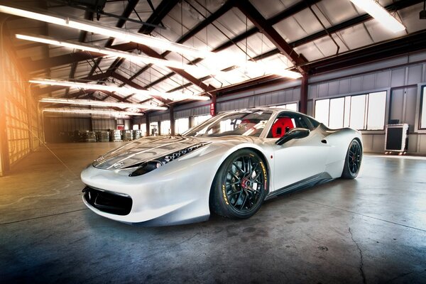 Voiture blanche debout dans le garage