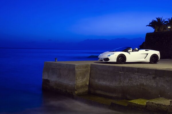 En la costa hay un coche blanco