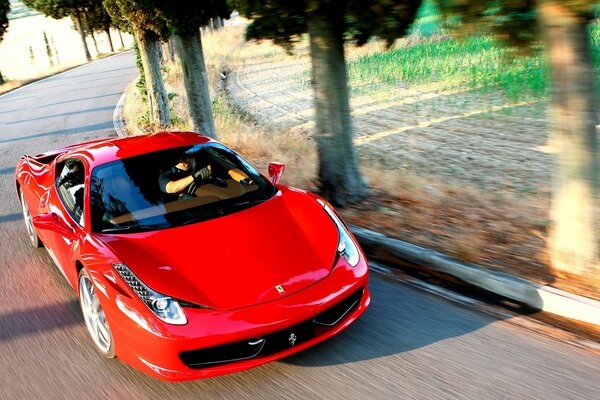 Ein roter Ferrari-Wagen auf der Straße