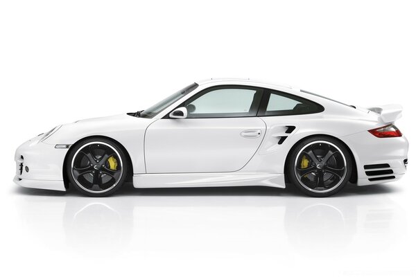 Porsche 911 sportcar blanc avec spoiler