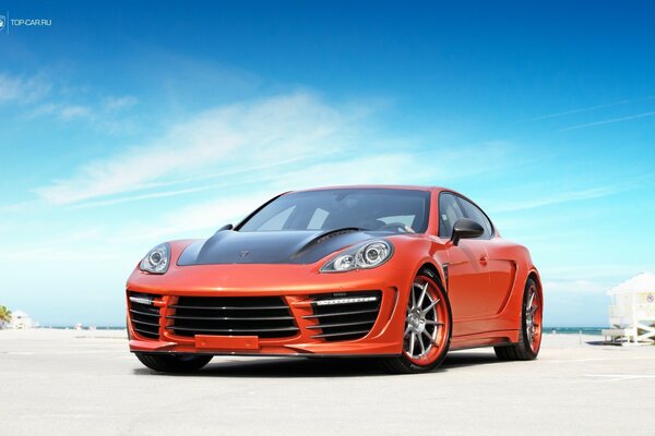 Sahilde turuncu porsche