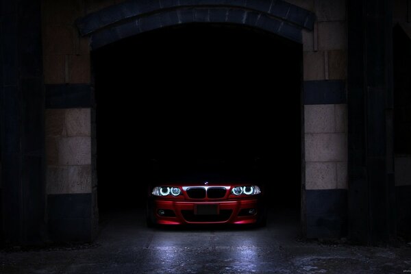 El coche rojo está esperando en las alas