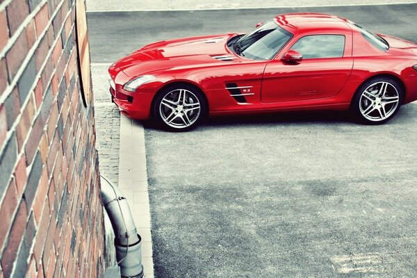 Voiture moderne rouge vif