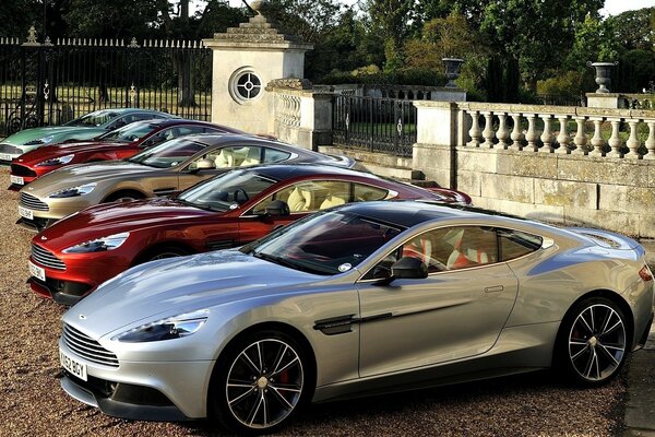 Fünf schicke Aston auf dem Parkplatz