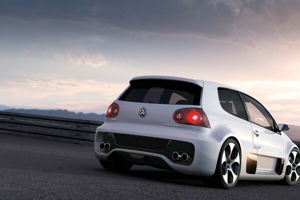 Coche blanco contra el cielo