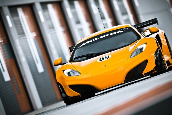 Voiture de course orange Monte