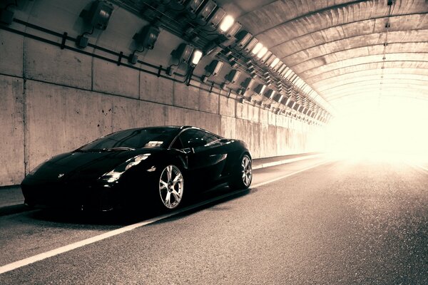 Photo floue où la voiture se précipite