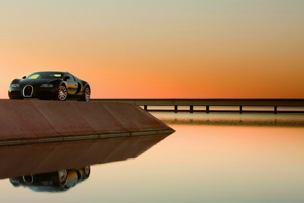 Sonnenuntergang mit Auto am Strand