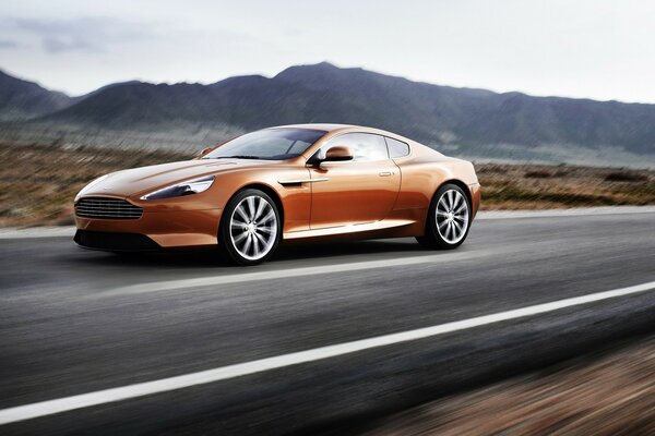 Pelirroja Aston coupé en la carretera