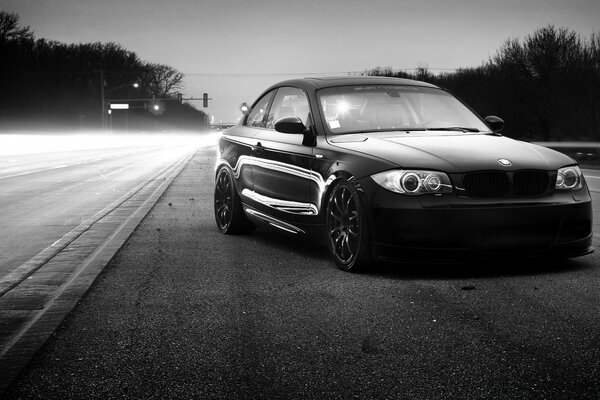 Voiture noire. Bande blanche