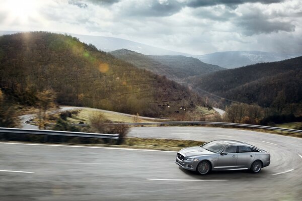 Un coche pasa por un hermoso paisaje