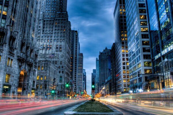 Viale notturno alla luce dei grattacieli