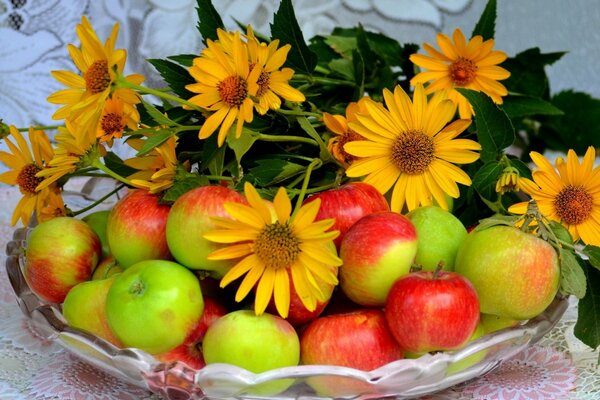 Naturaleza muerta de manzanas rojas y flores amarillas