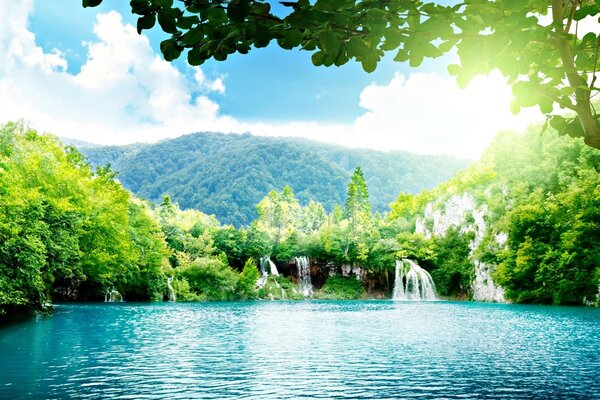 Paesaggio estivo con lago e cascate