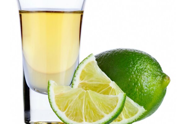 Stillleben frisch gepresste Limonade aus Limette