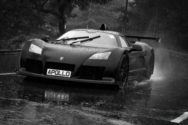 Carro preto correndo na estrada na chuva