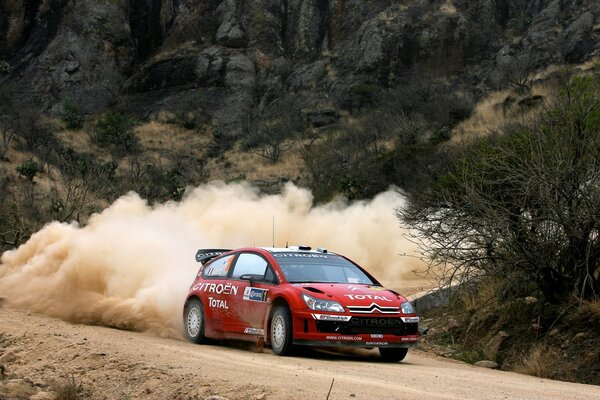 Carreras de coches rojos en la carretera de arena