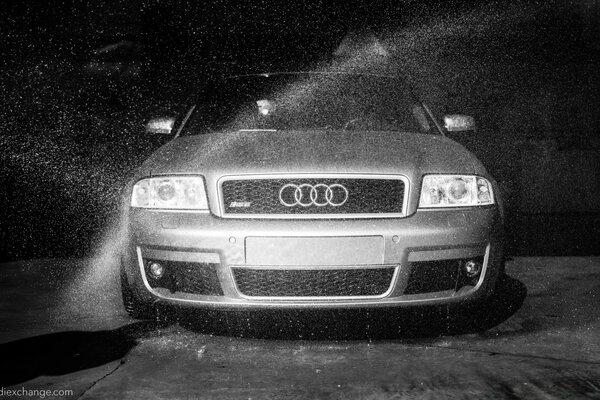 Audi monocromo bajo la lluvia torrencial