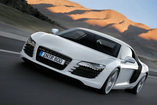 Audi R8 көлігі Ақ жол жылдам қозғалады