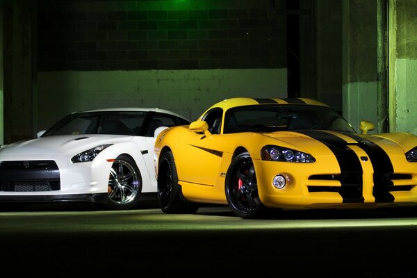 Voitures de sport Nissan gtr R35 white et Dodge Viper ACR