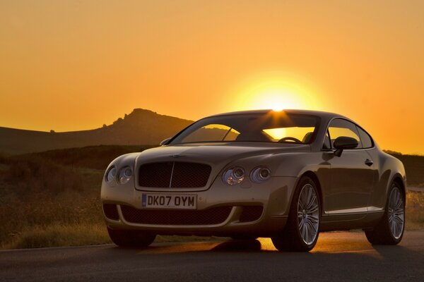 Voiture sur fond de soleil levant