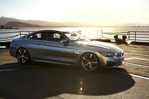 Coche BMW serie 4 coupe metálico a bordo del barco