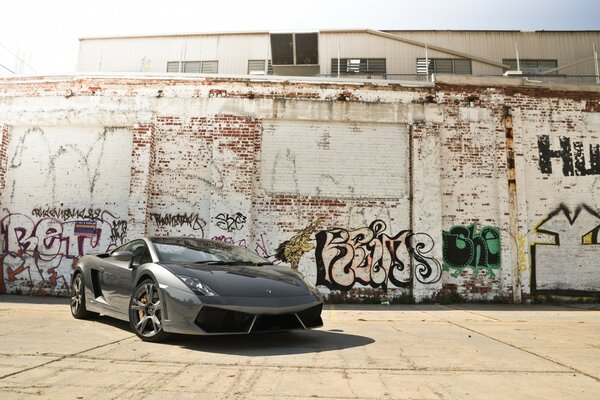 Araba Lamborghini Gallardo LP560-4 grafiti duvarına karşı metalik