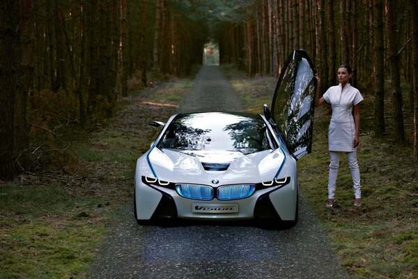 Voiture du futur dans la forêt