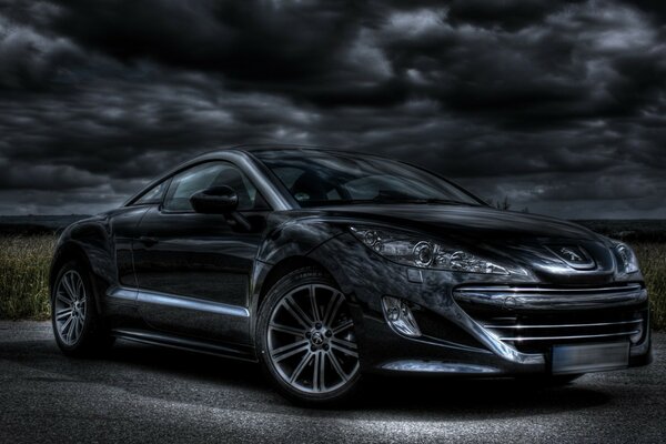 Voiture noire sur fond de ciel sombre