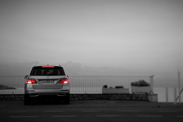 Coche en la orilla del mar sombrío