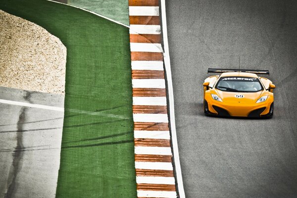 Voiture de sport orange