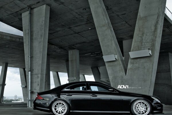 Voiture noire sous le pont