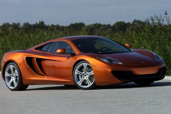 Voiture de sport orange belle voiture