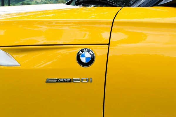 Corpo do carro amarelo BMW