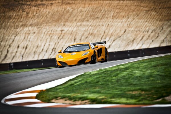 Voiture de course sur la piste