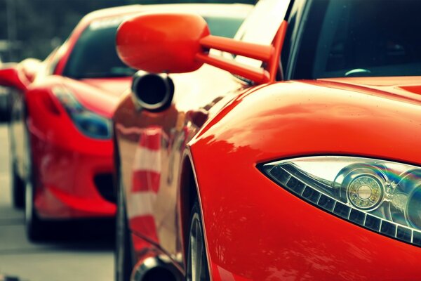 Voiture rouge avec miroir latéral