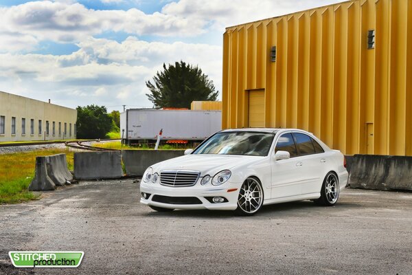 Coche en el garaje blanco Mercedes