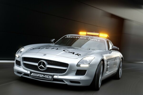 Mercedes plateado con luces intermitentes