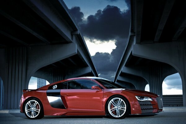 Voiture de sport rouge sous le pont