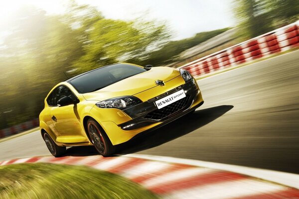 Voiture de couleur jaune à la vitesse