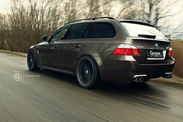 Un coche de la marca BMW circula por la carretera