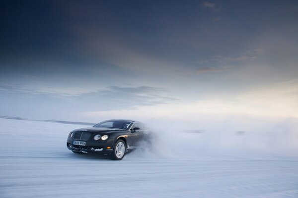 Voiture noire sur le paysage d hiver